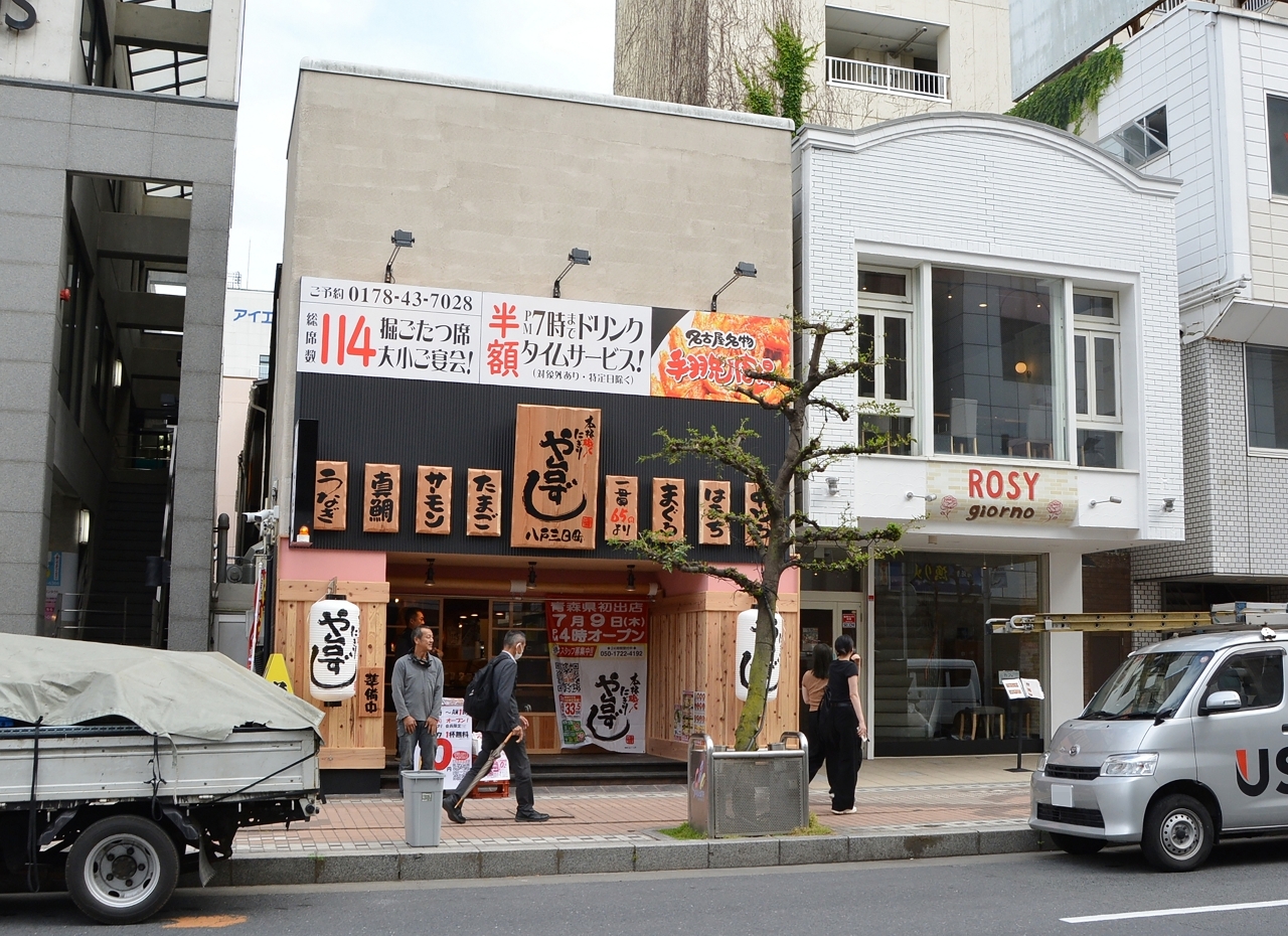 ９日開店予定のや台ずし八戸三日町店（左）と、５月にオープンした「ＲＯＳＹ　ｇｉｏｒｎｏ」＝３日、八戸市三日町