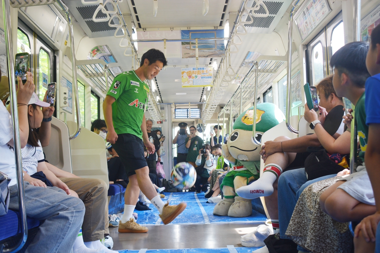 狭い車内でリフティングを披露する稲積大介選手