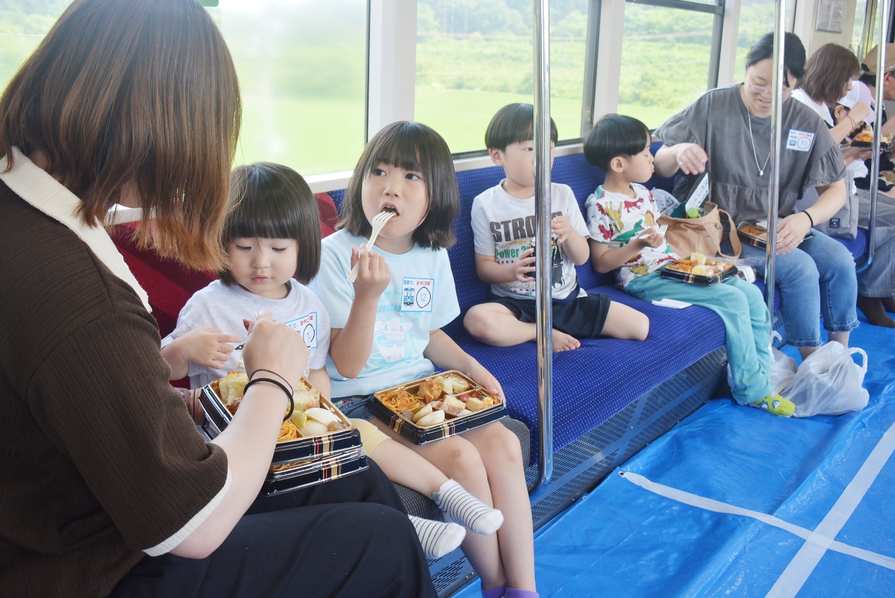 駅弁が彩る非日常空間　貸し切り列車で「おやこ食堂」初開催／おいらせ≪📷×４≫