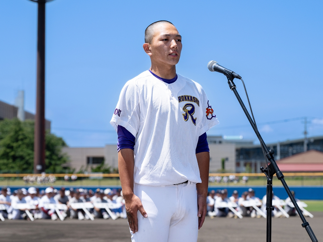 選手宣誓で全力プレーを誓った上北連合の中嶋星馬主将=7日、青森市ダイシンベースボールスタジアム