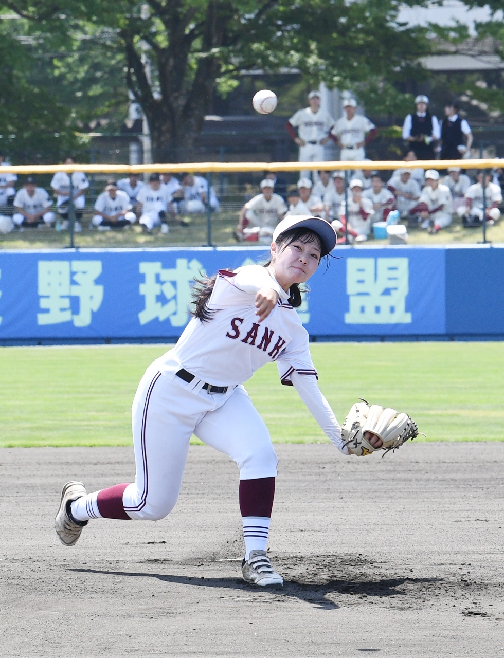 始球式を務めた三本木の高渕真緒