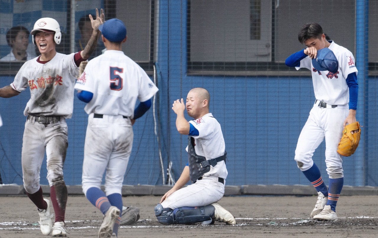 【1回戦・大湊―弘中央】延長12回タイブレークの末、サヨナラ負けを喫し涙を流す大湊の松村瑠星(右)と山本蒼介(右から2人目)のバッテリー=青森市ダイシンベースボールスタジアム