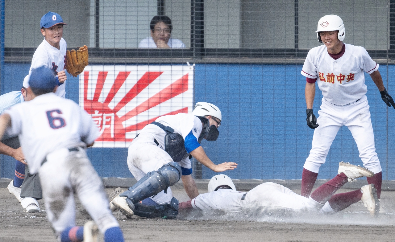 【1回戦・大湊―弘中央】延長タイブレーク10回、大湊は中飛でタッチアップした弘中央の三走をホームでタッチアウトにする=青森市ダイシンベースボールスタジアム