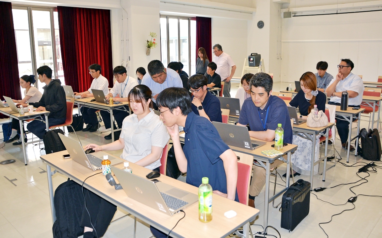 八戸市職員がAIを活用したアプリ開発を学んだ研修会=8日、同市のデーリー東北ホール