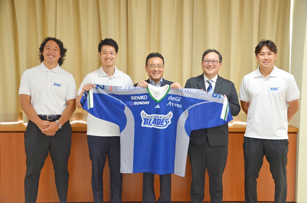 熊谷雄一市長(中央)に意気込みを伝えた東北フリーブレイズの選手ら=8日、八戸市庁