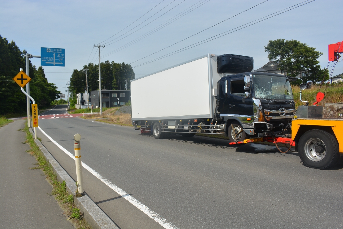 乗用車とトラックの事故が起きた十字路交差点付近＝８日午後２時半ごろ、三沢市三沢