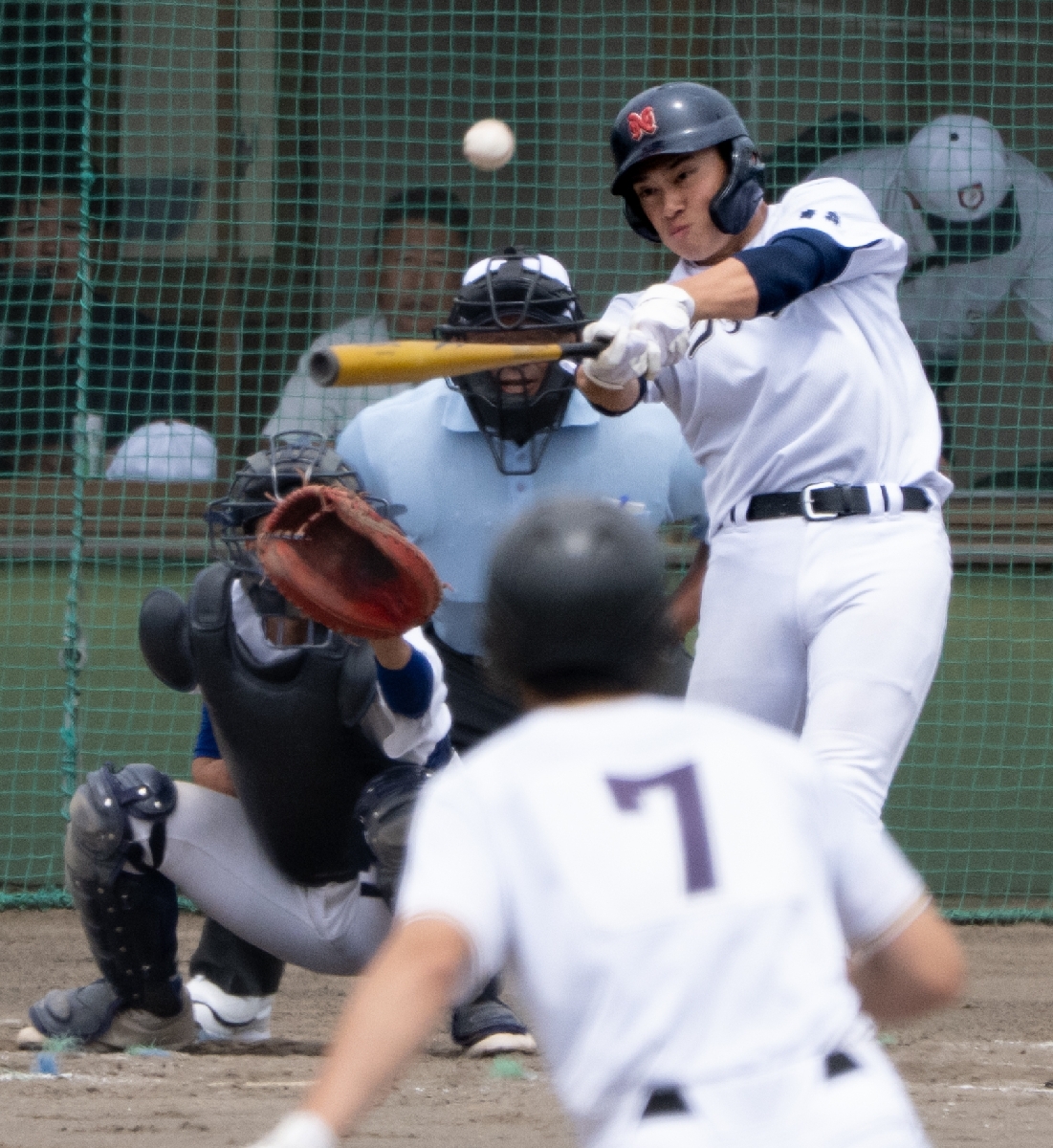 【1回戦・柏農・五所工―上北連合】7回上北連合2死二塁、松舘侑希(野辺地)が左越え適時打を放ち、2―1と勝ち越す=六戸メイプル