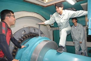 むつ工生が風力発電施設見学　内部構造の仕組み学ぶ