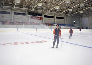 暑気無縁、氷作り丁寧に　テクノルアイスパーク八戸