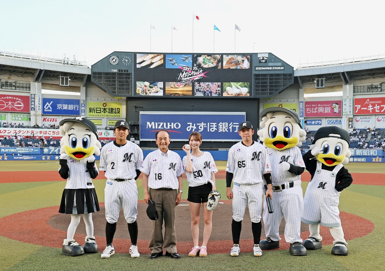 三沢市冠試合のセレモニーに出席した小桧山吉紀市長(左から3人目)、新谷姫加さん(同4人目)=8日、千葉市(三沢市提供)