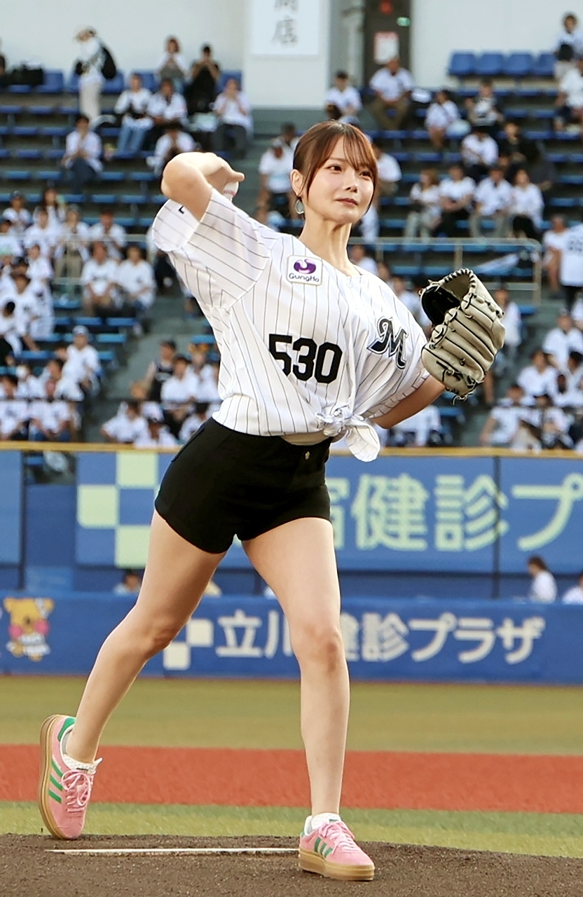 始球式で投球する新谷姫加さん=8日、千葉市(三沢市提供)