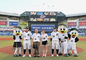 三沢の特産品、観光ＰＲ　プロ野球ロッテ、市冠試合　新谷さん、ノーバウンドの投球披露