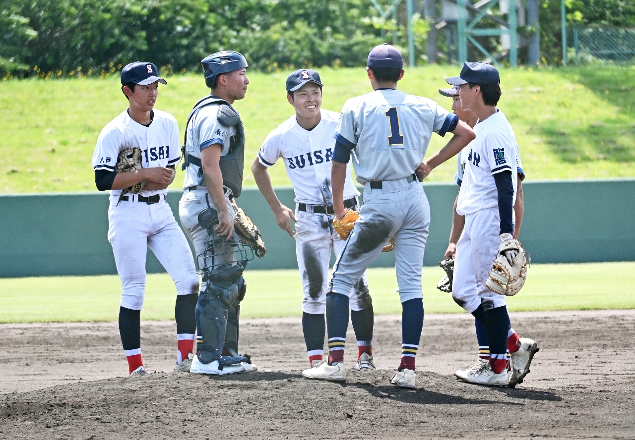 【1回戦・八戸北―名農・八戸水】四回、ピンチを招きマウンドに集まる名農・八戸水の選手たち=八戸東球場
