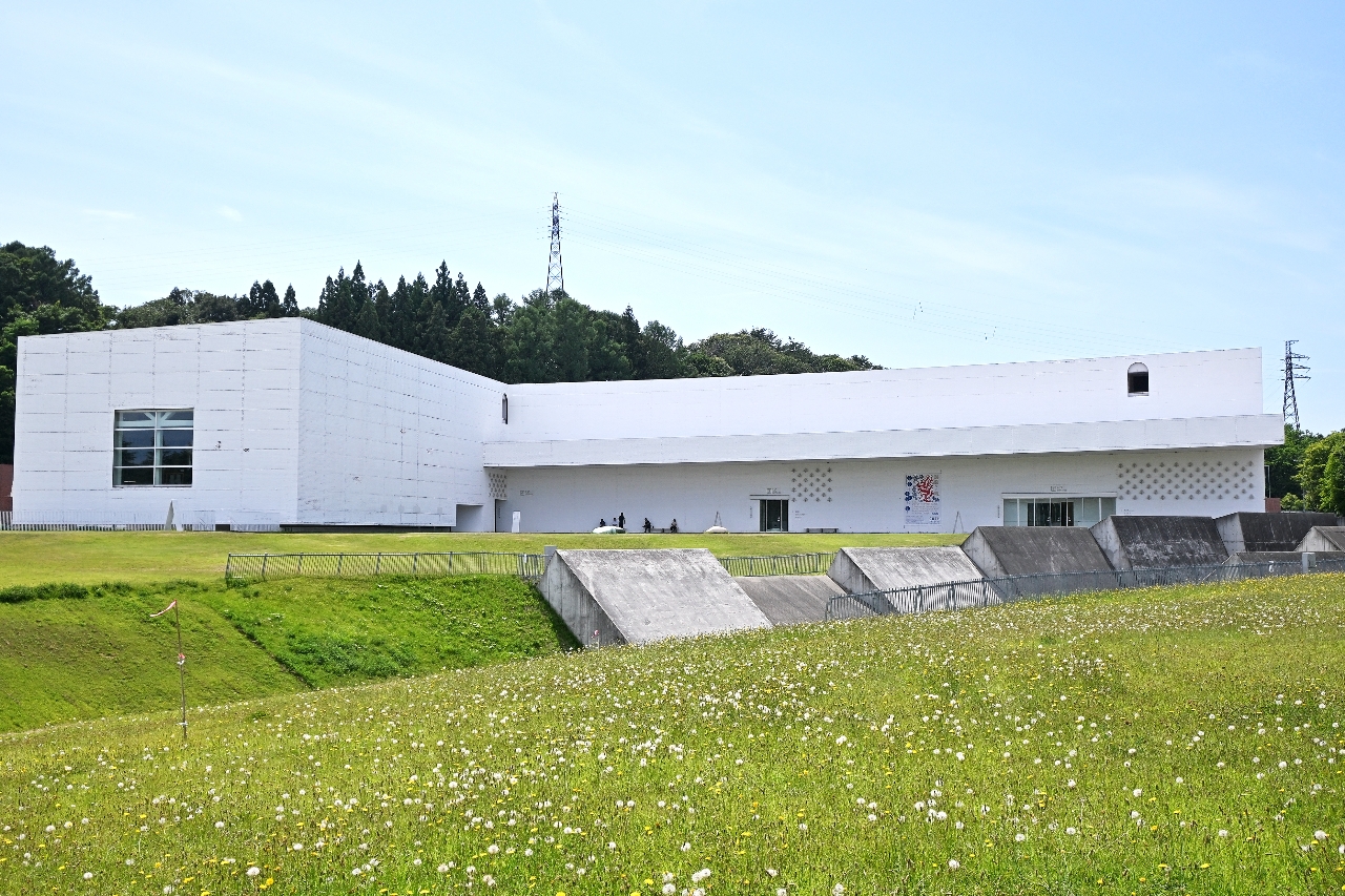 開館20年を迎える青森県立美術館。純白のシンプルな外観が特徴だ=8日、青森市