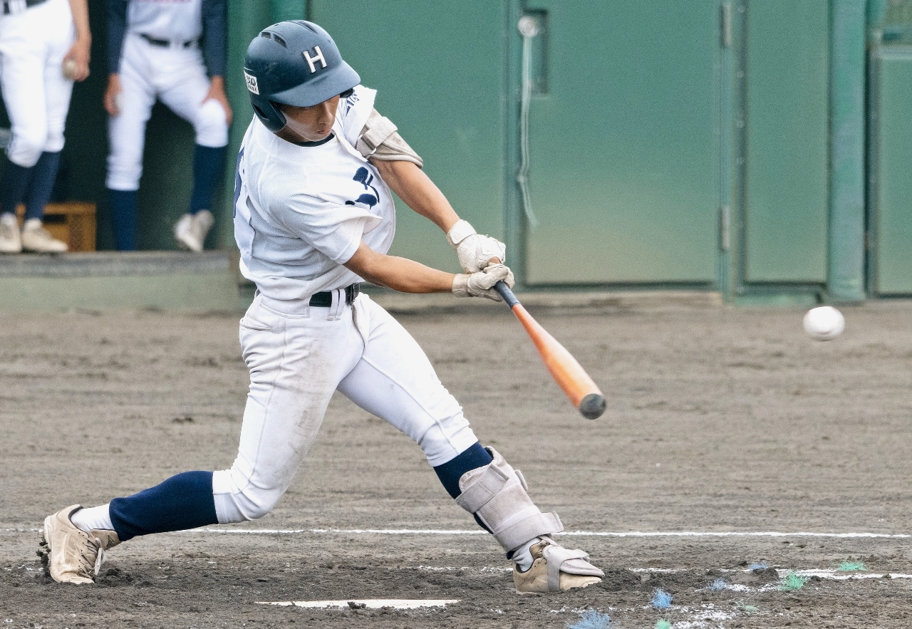 【1回戦・青森西―八戸商】二回八戸商2死一、二塁、荒谷勇希が中前適時打を放ち3―2と勝ち越す=六戸メイプル