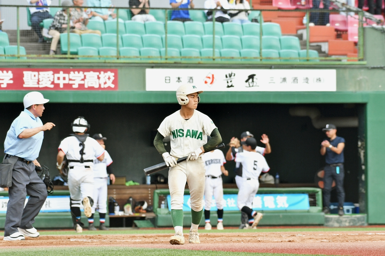 【1回戦・黒石―三沢】八回2死二塁の得点機で三振に倒れ、悔しい表情を浮かべる柏崎拓仁=弘前はるか夢