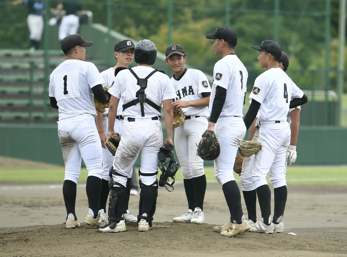 【1回戦・大間―五農】6回、マウンドに集まる大間ナイン=六戸メイプル