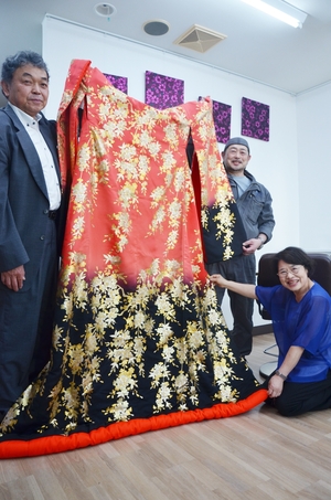 【八戸三社大祭】婚礼貸衣装に新たな“嫁ぎ先” 「山車人形の衣装に」と寄贈