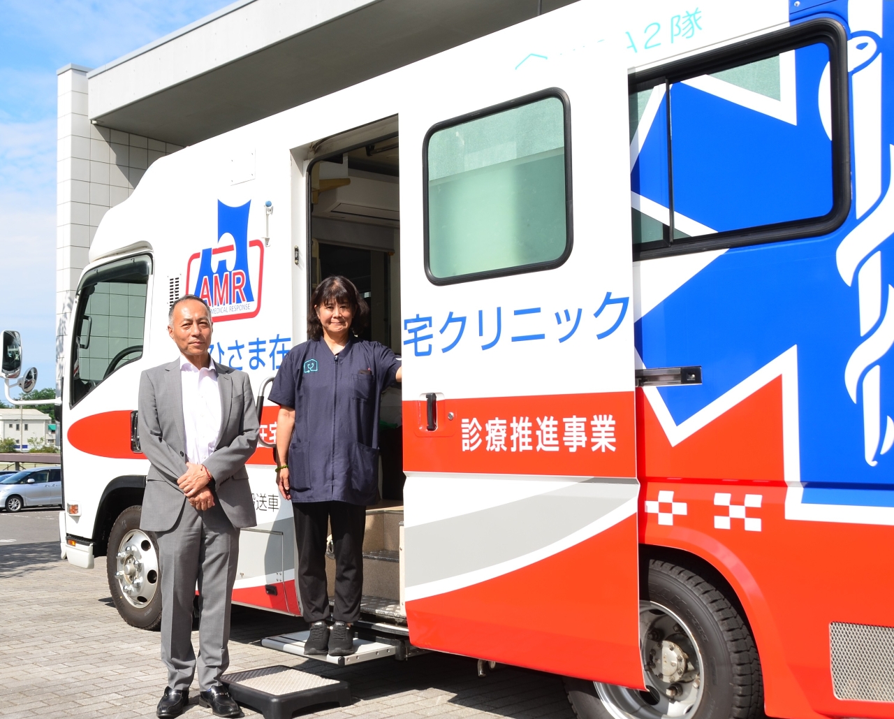 オンライン診療車の研究内容を説明した八戸工業大の浅川拓克教授(左)と、おひさま在宅クリニック八戸の井上比奈院長=9日、八戸市