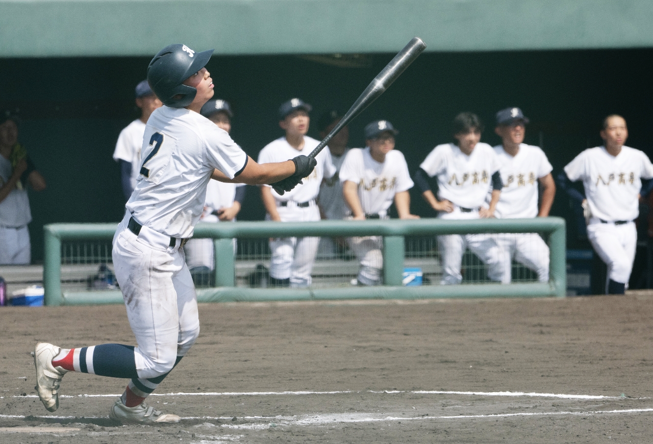 【1回戦・八高専―木造】4回八高専無死一、三塁、蔦木隼之介が中犠飛を放ち、1―6とする=八戸東球場