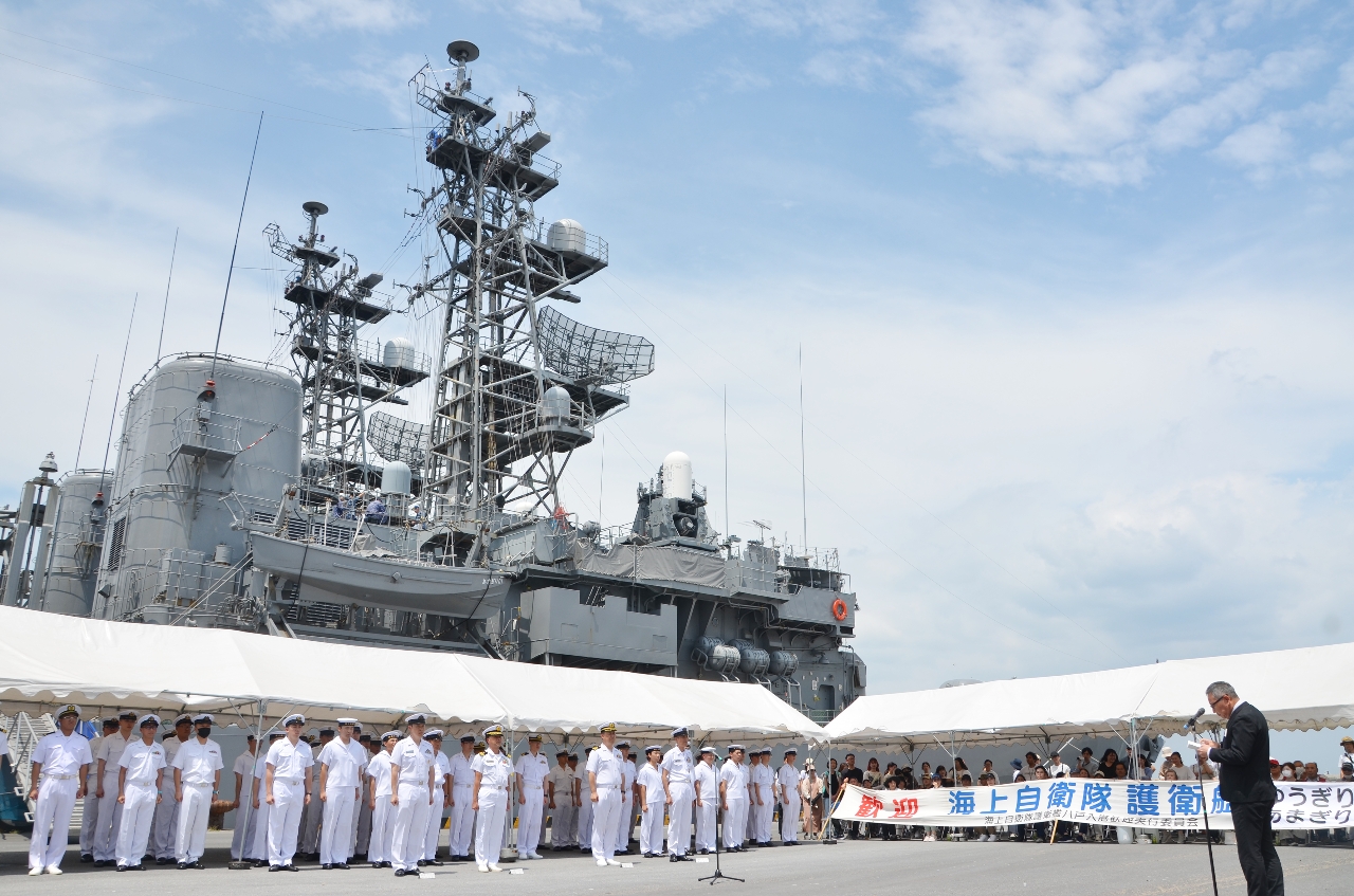 護衛艦「あまぎり」「ゆうぎり」の乗組員を出迎えた歓迎行事＝１０日、八戸市の八戸港白銀埠頭Ｂ岸壁
