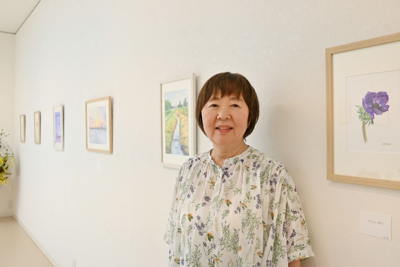 「水彩のきれいな色合いも楽しんでほしい」と話す山根ひとみさん