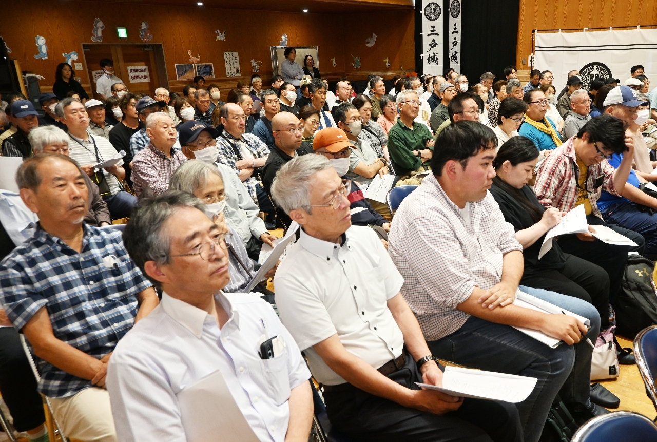 講演会には三戸町内外から約120人が集まり、超満員の人気ぶりだった