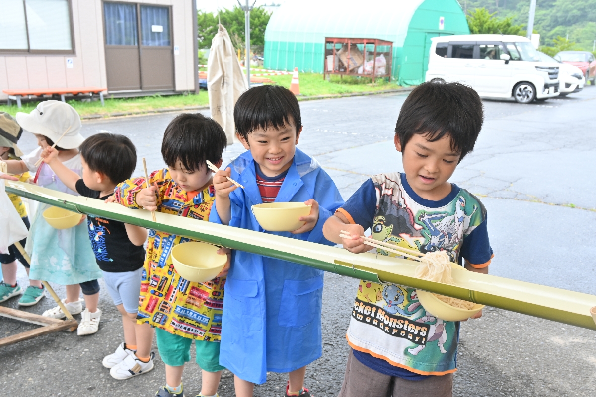 流しそうめんを楽しむ子どもたち