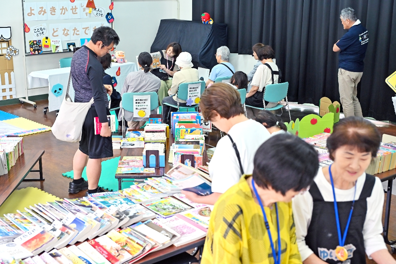 町内外から寄せられた3千冊超の本が並ぶ会場