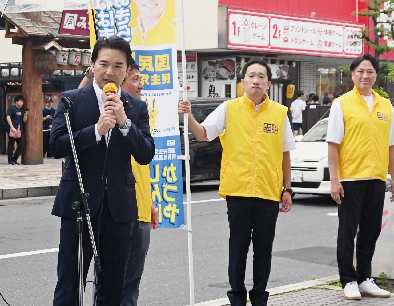 街頭演説する浅野哲衆院議員(左)=11日、八戸市