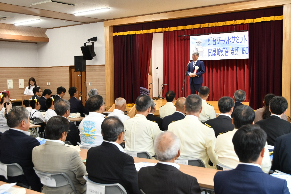 関係者が尻屋埼灯台の点灯150周年を祝った記念式典=11日、東通村