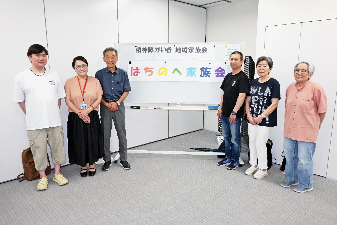発足した「はちのへ家族会」の中心メンバー=11日、八戸市総合保健センター