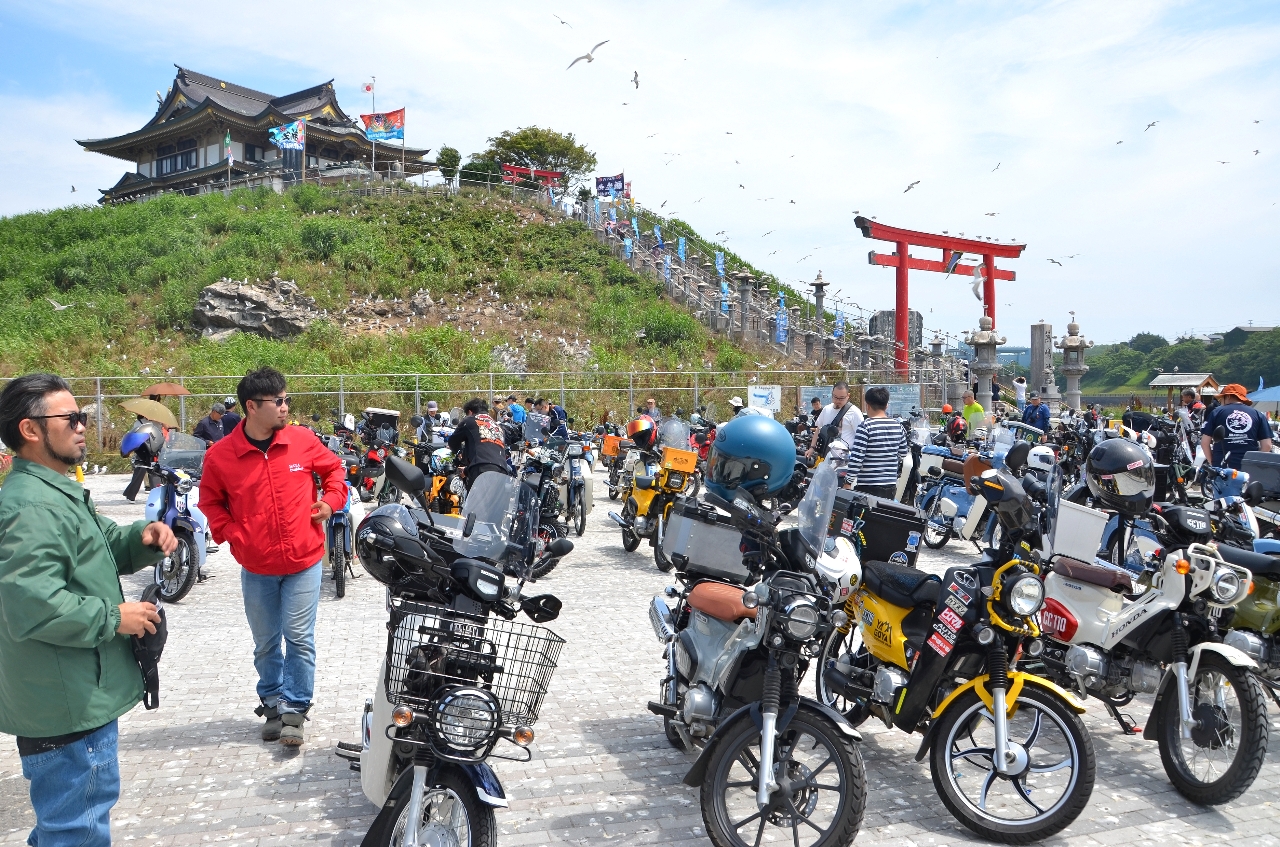 蕪島に集結した約２００台のスーパーカブ