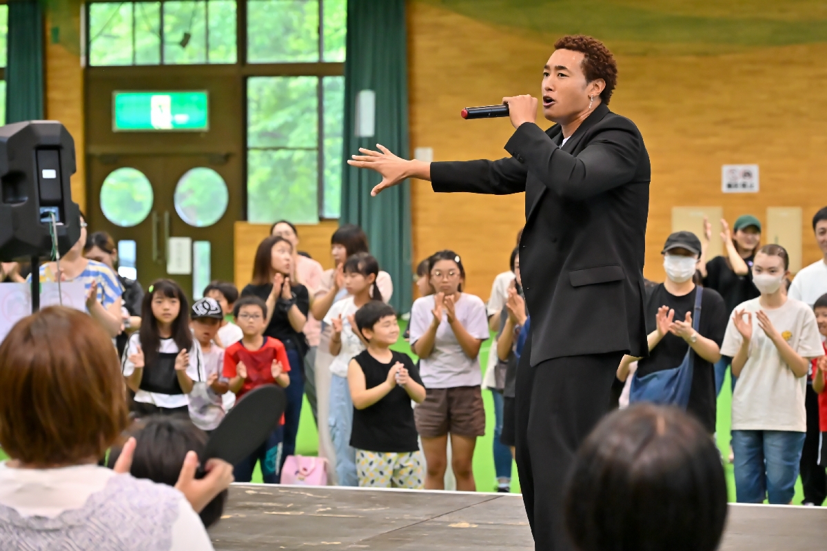 歌とダンスを披露する関口メンディーさん