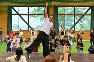 「キレッキレのダンスすごい」 関口メンディーさんがダンス教室/七戸
