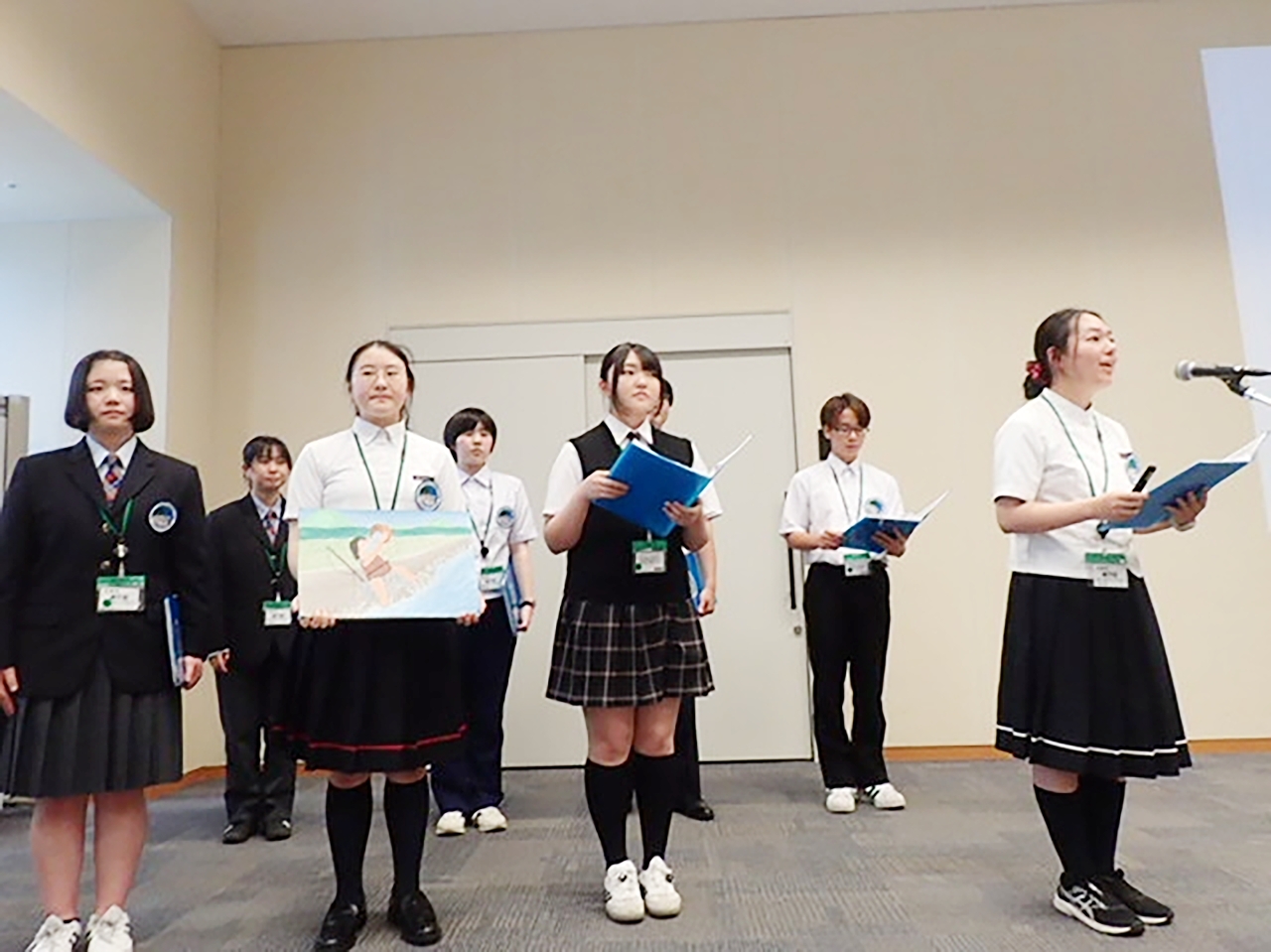 議員連盟研修会で発表するクラブ員（マリエント提供）