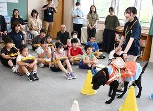 視覚障害者に優しい社会とは 三戸学園斗川小で「盲導犬キャラバン」