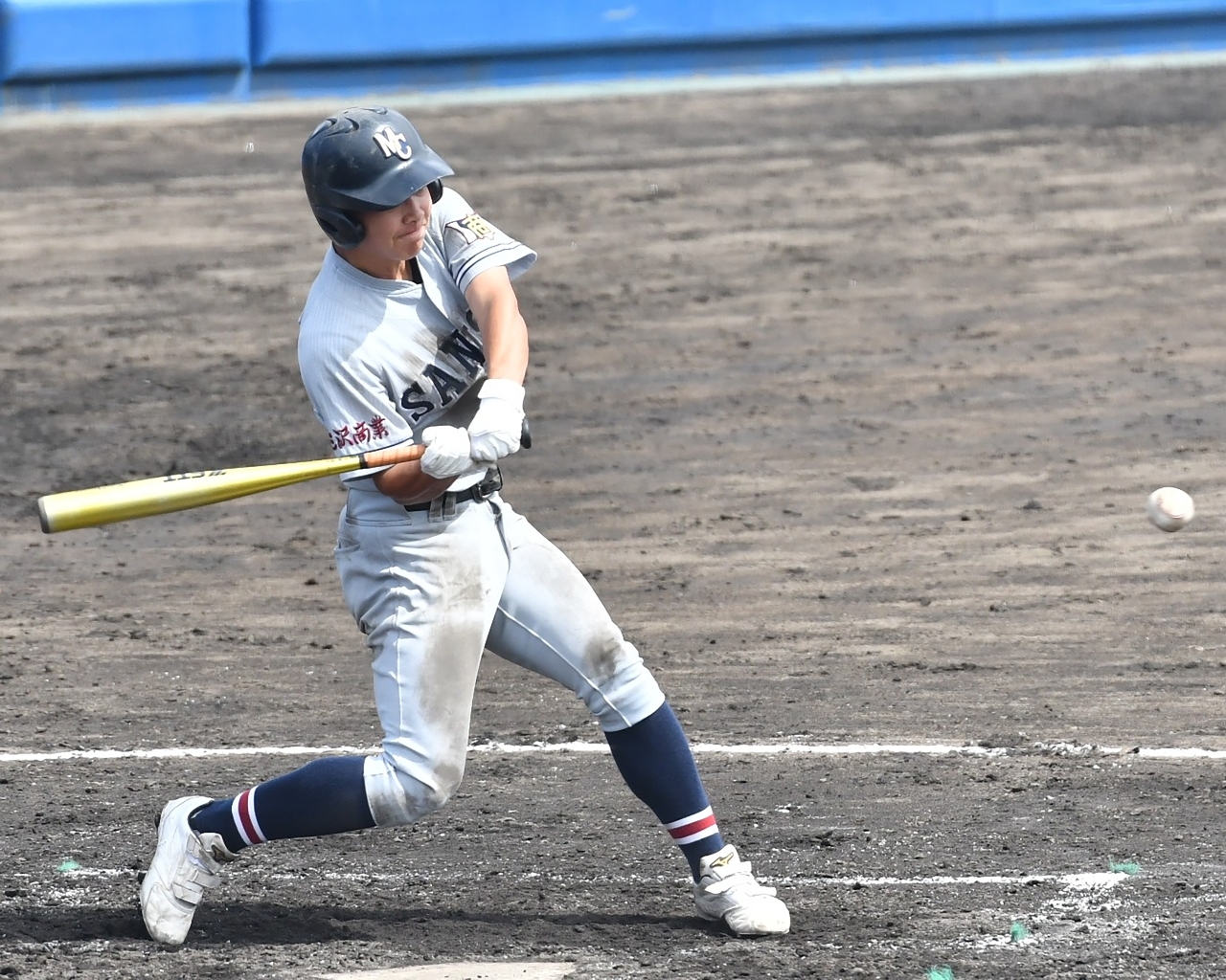 【2回戦・三沢商―五所川原】三沢商は五回2死三塁、下田遥翔の左前適時打で4点目を挙げる=青森市ダイシンベースボールスタジアム