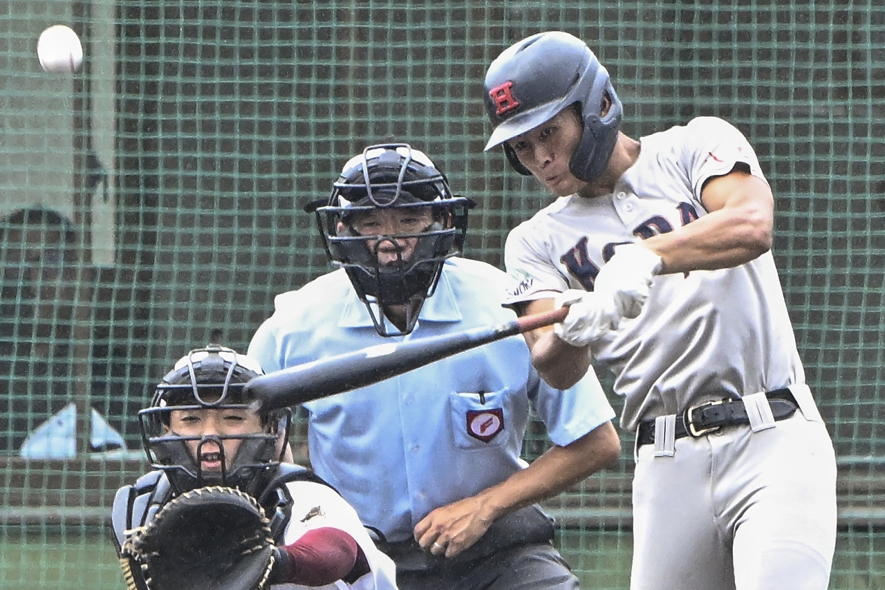 【２回戦・五農－工大一】１回工大一２死三塁、工藤魁瑛（右）が適時三塁打を放ち１－０と先制する＝六戸メイプル