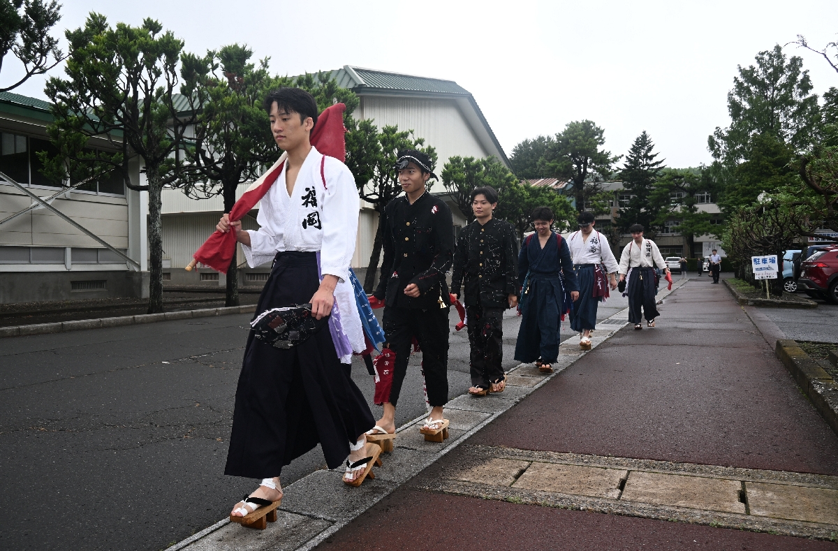 学校を出発する応援団