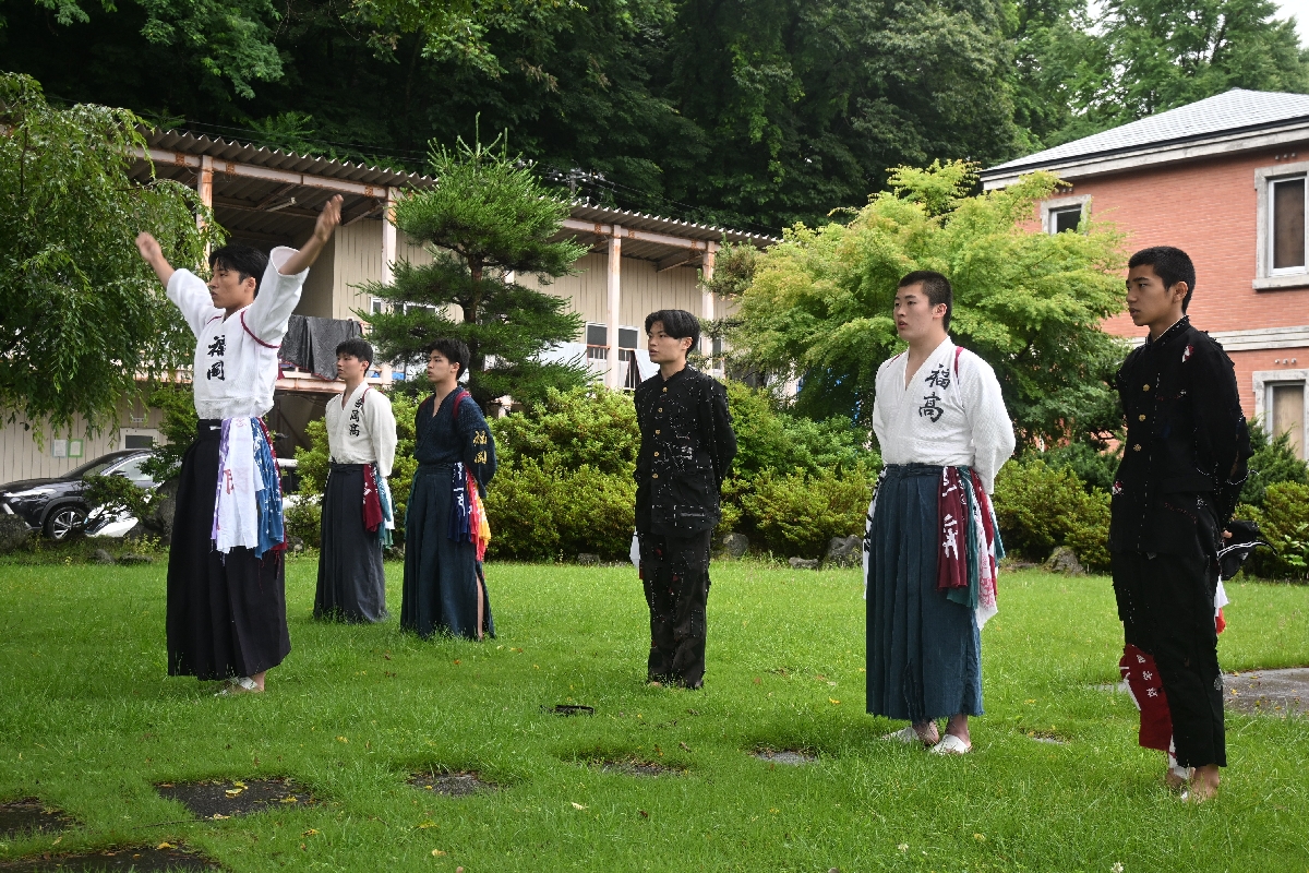 出発前に校歌と遠征歌を歌い、士気を高める応援団