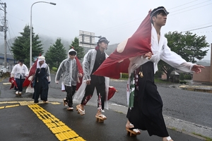 【高校野球岩手】必勝祈願の「80キロ行軍」　福岡高“バンカラ”応援団、盛岡へ一歩一歩