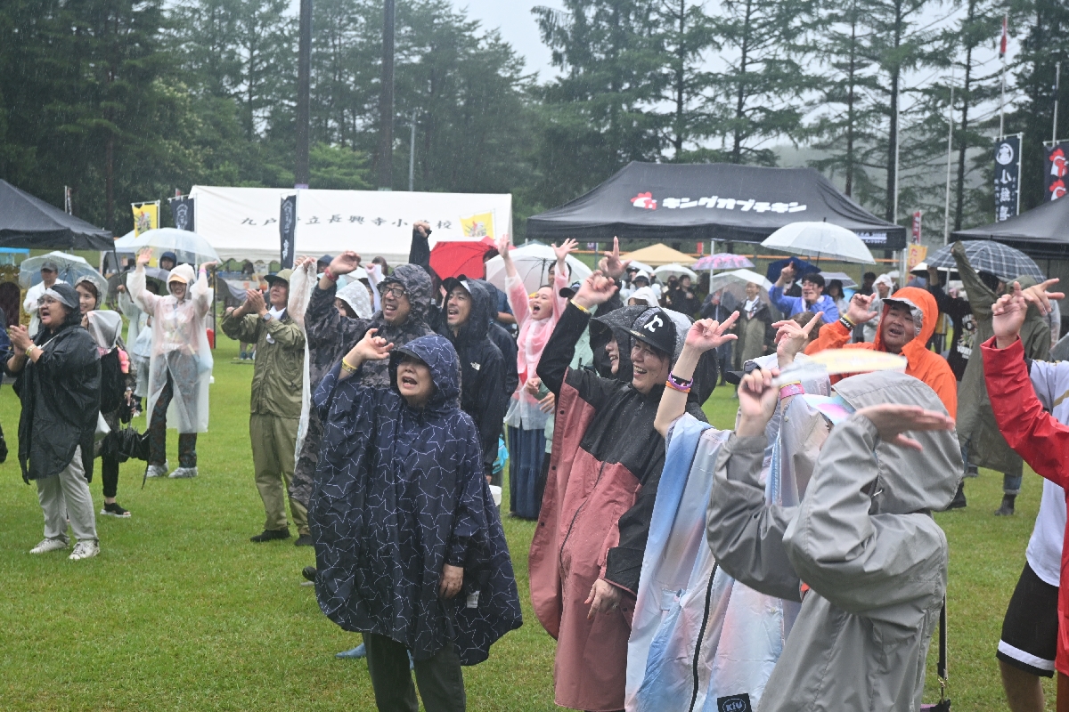 雨ニモ負ケズ―。雨がっぱをフル装備し、ライブを満喫した聴衆