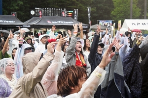 聴衆熱狂、雨吹き飛ばす 九戸で「チキンソニック」《📸×6》