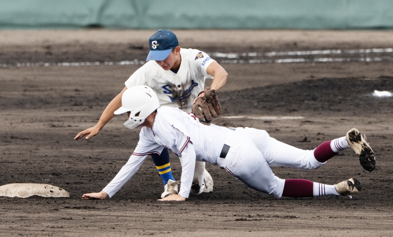 【２回戦・青森南―三本木】７回三本木２死一、二塁、二走の中野輝久がけん制でタッチアウトになる＝八戸東球場