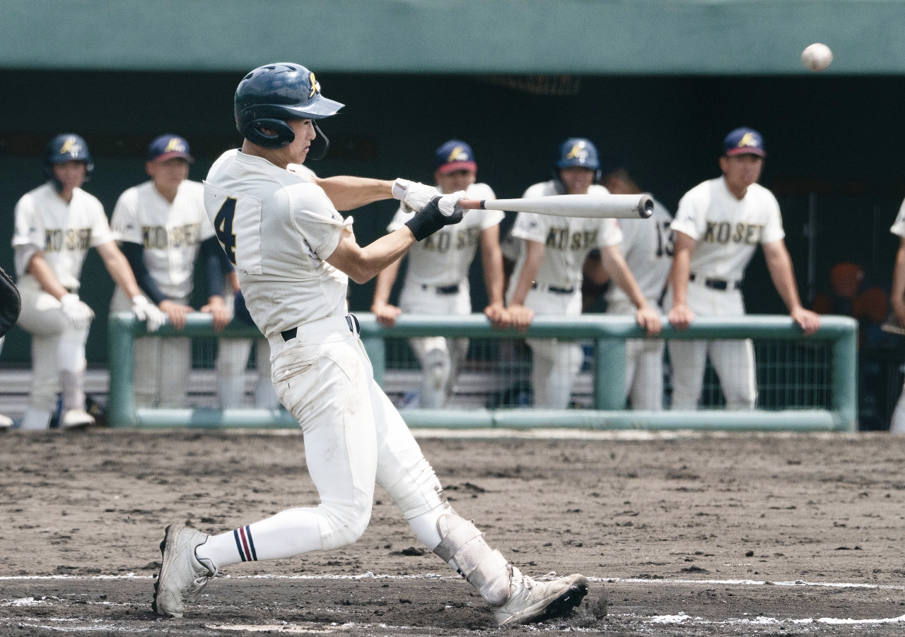 【２回戦・青森工―八学光星】６回八学光星２死二塁、佐々木龍馬が左前適時打を放ち、１１―１のコールド勝ちを決める＝八戸東球場