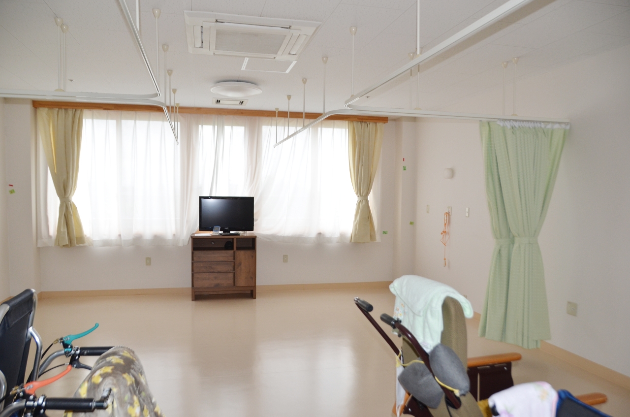 【2026震度6強】室外機倒壊の施設、復旧急ぐ 一部でいまだエアコン使えず/八戸