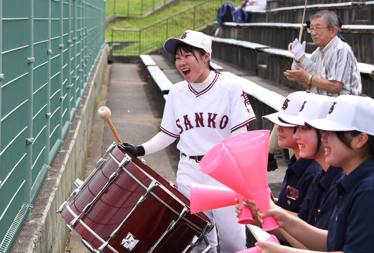 一塁側スタンド席から仲間を鼓舞する高渕真緒選手=13日、八戸東球場