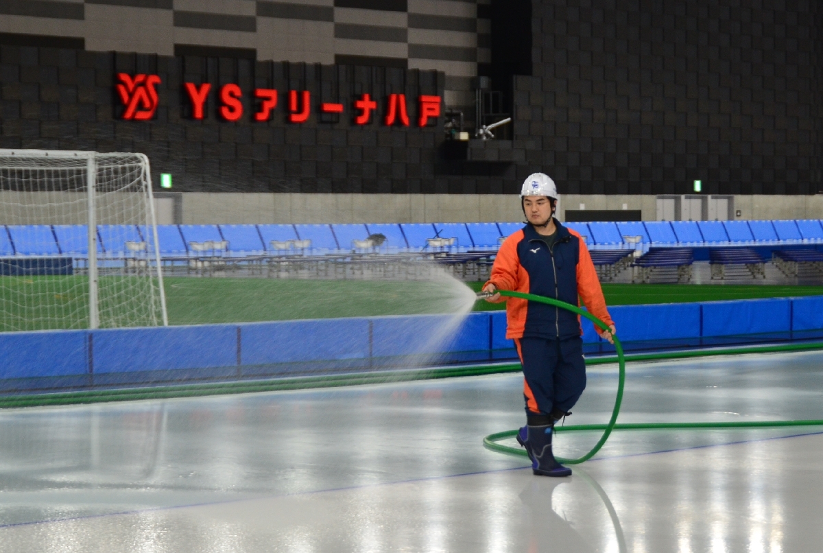 リンク作り丁寧に　ＹＳアリーナで結氷作業進む