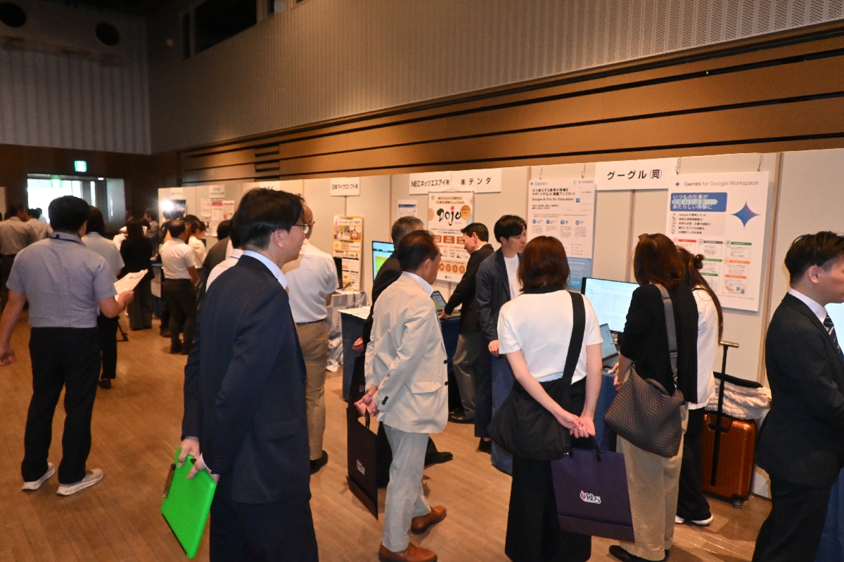 AIなど業務効率化に役立つ最新技術に触れる来場者ら=14日、青森市
